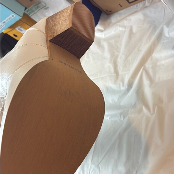 White Heeled Boots with Sleek Western Design - Picture 7 of 9